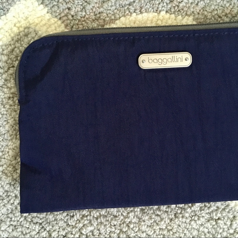 Navy Baggallini Wristlet